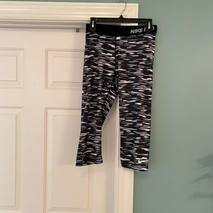 Nike dri fit Capri leggings black white gray L